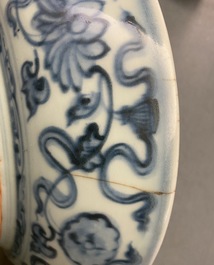 Twee Chinese blauw-witte schotels met een pauw en met vissen, Hongzhi